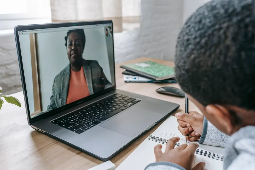 Online vs In-Class TEFL Courses: Weighing the Pros and Cons