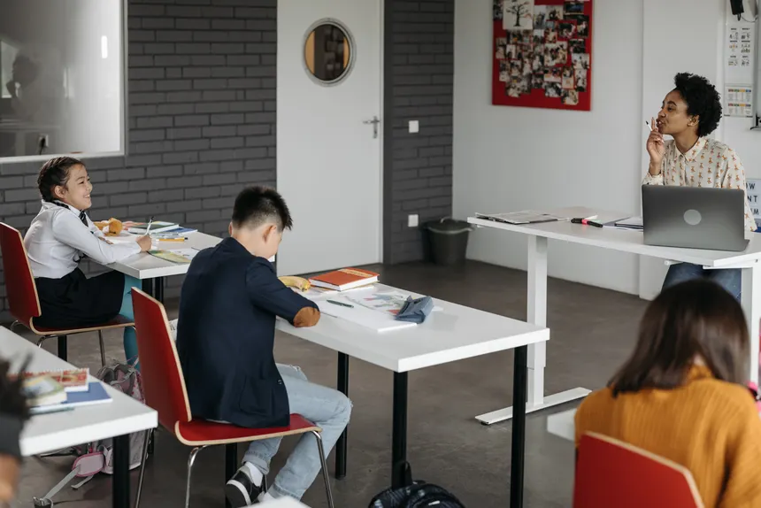 Integrating Technology in the TEFL Classroom: Effective Strategies and Tools
